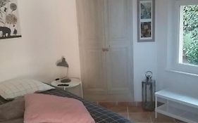 Une Chambre En Ville