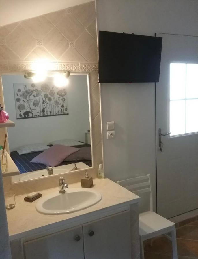 Une Chambre En Ville LʼIsle-sur-la-Sorgue Extérieur photo